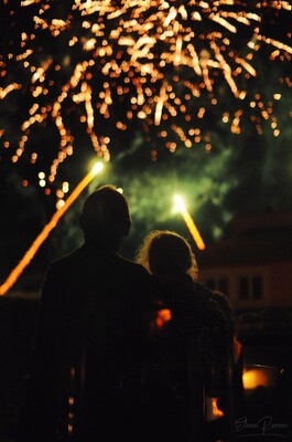 Padre e figlia osservano i fuochi d\\\\\\\\\\\\\\\'artificio di ferragosto a Belle Île in Bretagna, Francia