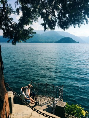 Una coppia seduta su una panchina del giardino di Villa Monastero a Varenna