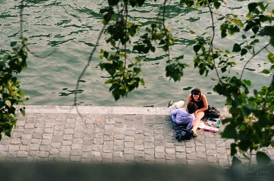 Una coppia fa un picnic al tramonto sulle rive della Senna