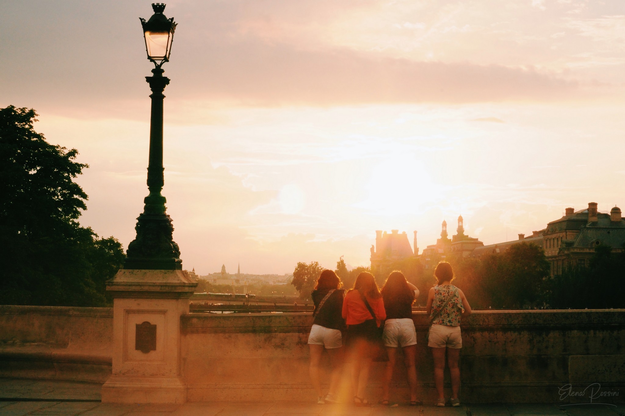 Quattro amiche osservano il tramonto dal Pont Neuf