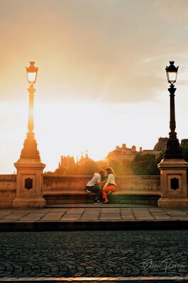 Una coppia ritratta sul Pont Neuf al tramonto - Parigi