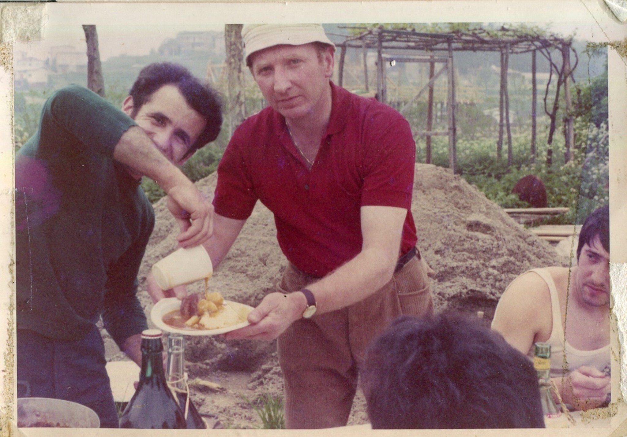 Lurago d\\\'Erba - Baita alpini - Ristrutturazione - Volontari in pausa pranzo Lurago d\\\'Erba - Baita alpini - Ristrutturazione - Volontari in pausa pranzo