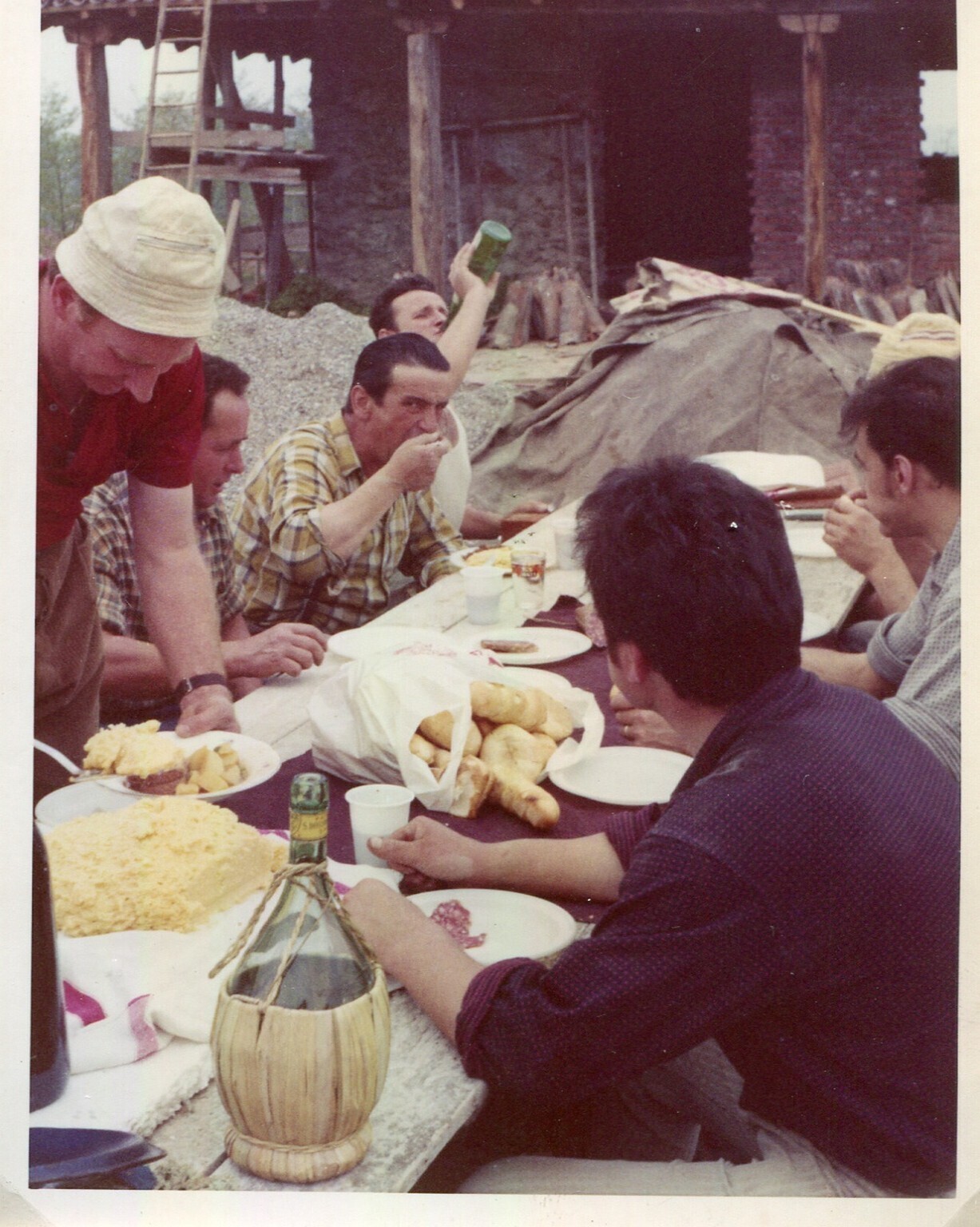 Lurago d\\\'Erba - Baita alpini - Ristrutturazione - Volontari in pausa pranzo