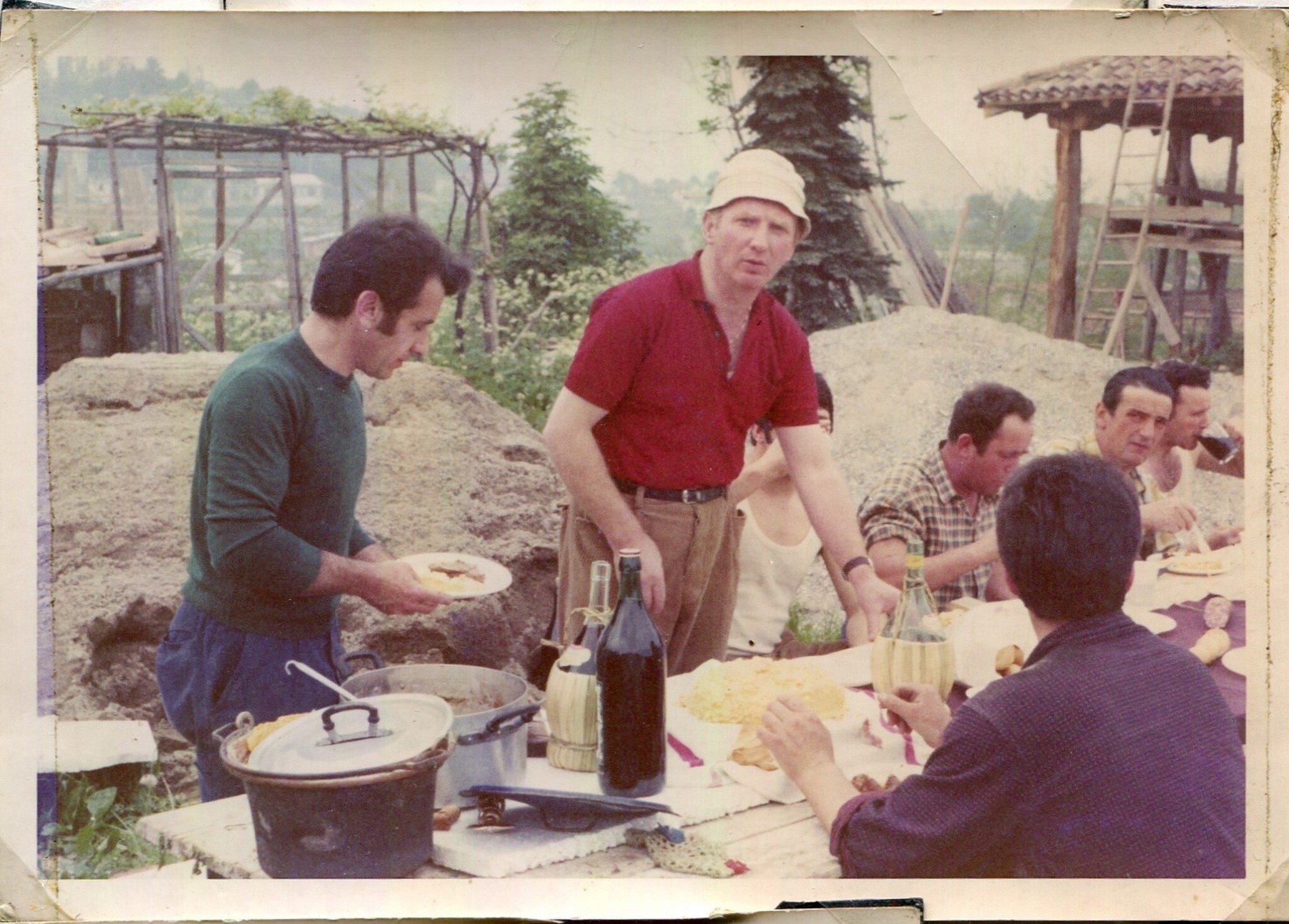 Lurago d\\\'Erba - Baita alpini - Ristrutturazione - Volontari in pausa pranzo Lurago d\\\'Erba - Baita alpini - Ristrutturazione - Volontari in pausa pranzo