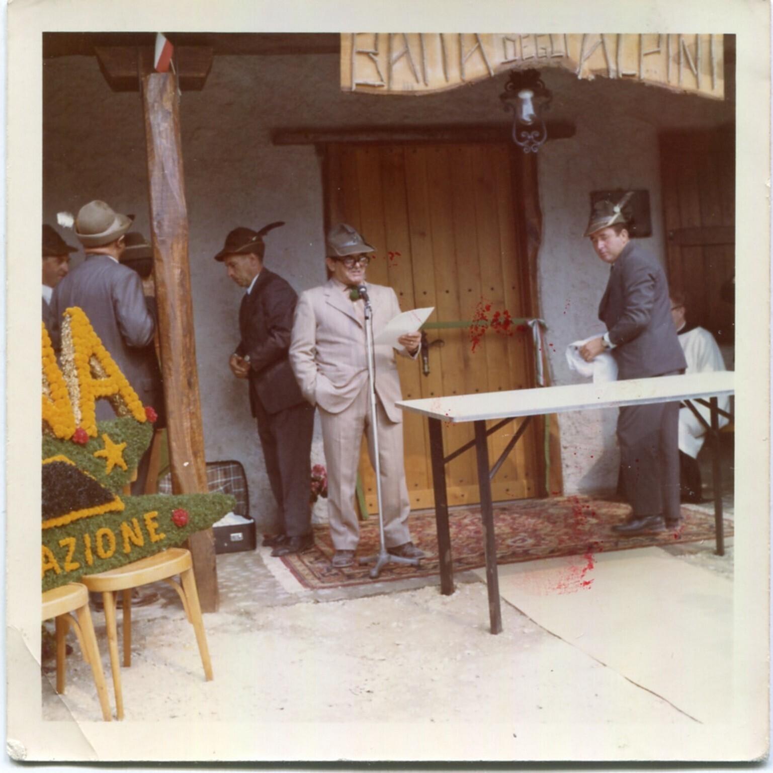 Ritratto di gruppo - Giovanni Corti , Franco Pesenti e Innocente Baroni (?) - Lurago d\\\'Erba - Baita alpini - Inaugurazione 