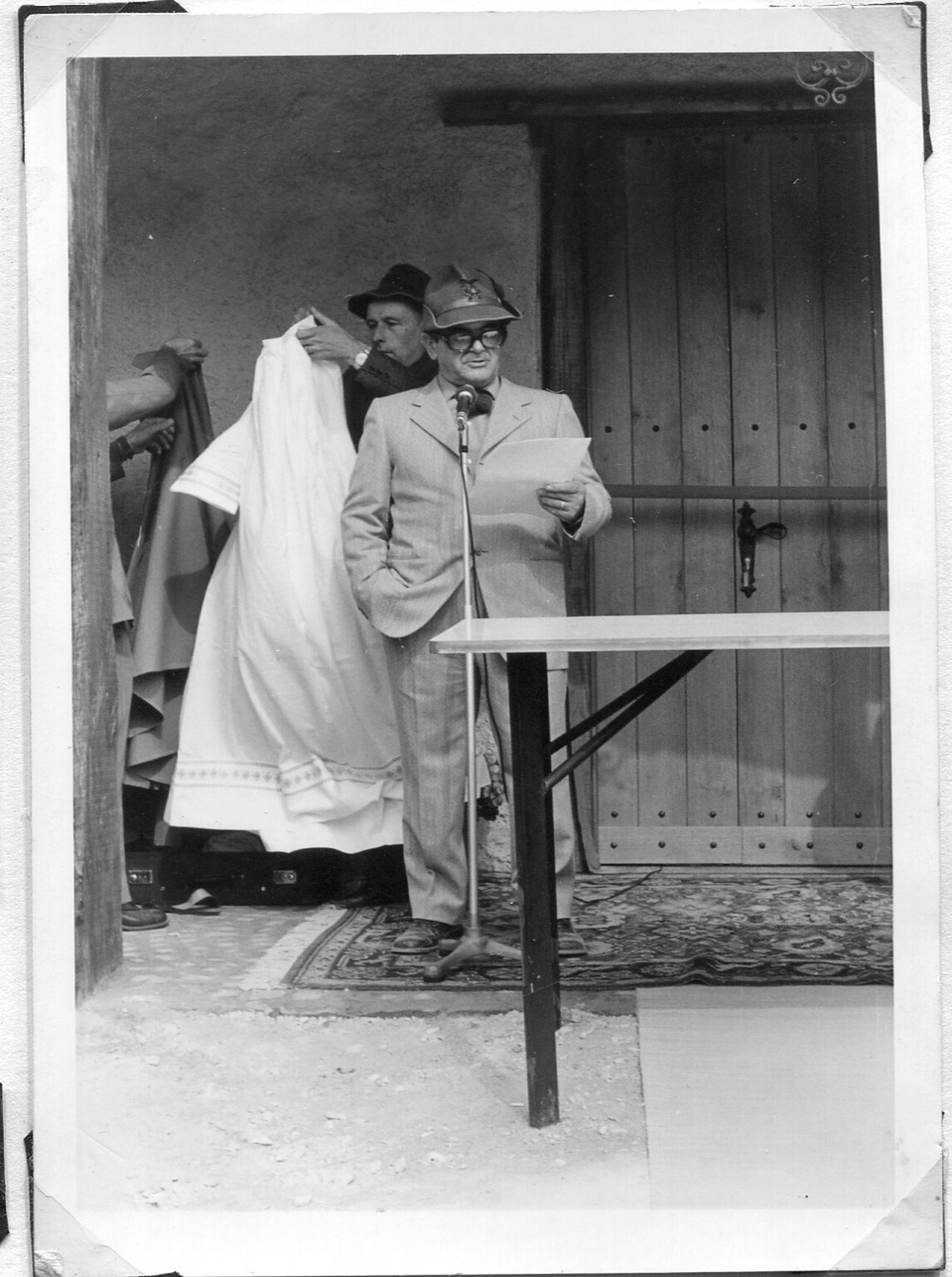 Ritratto di gruppo - Giovanni Corti , Franco Pesenti - Lurago d\\\'Erba - Baita alpini - Discorso inaugurale