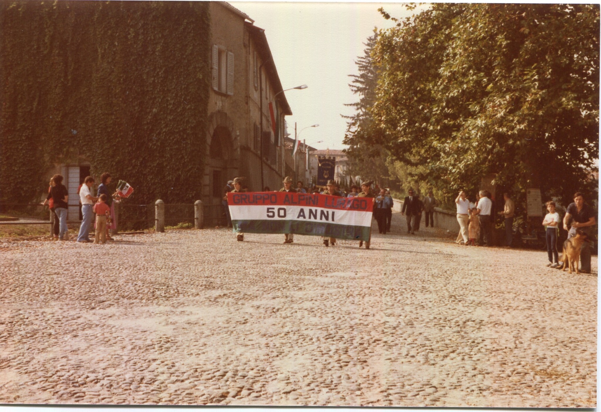 Lurago d\\\'Erba - Celebrazione 50° di Fondazione Gruppo Alpini - Corteo