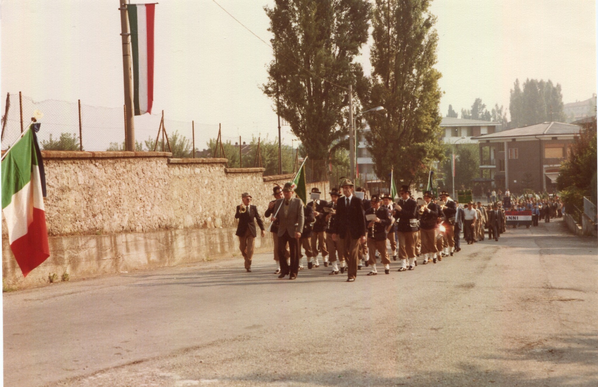 Lurago d\\\'Erba - Celebrazione 50° di Fondazione Gruppo Alpini - Corteo