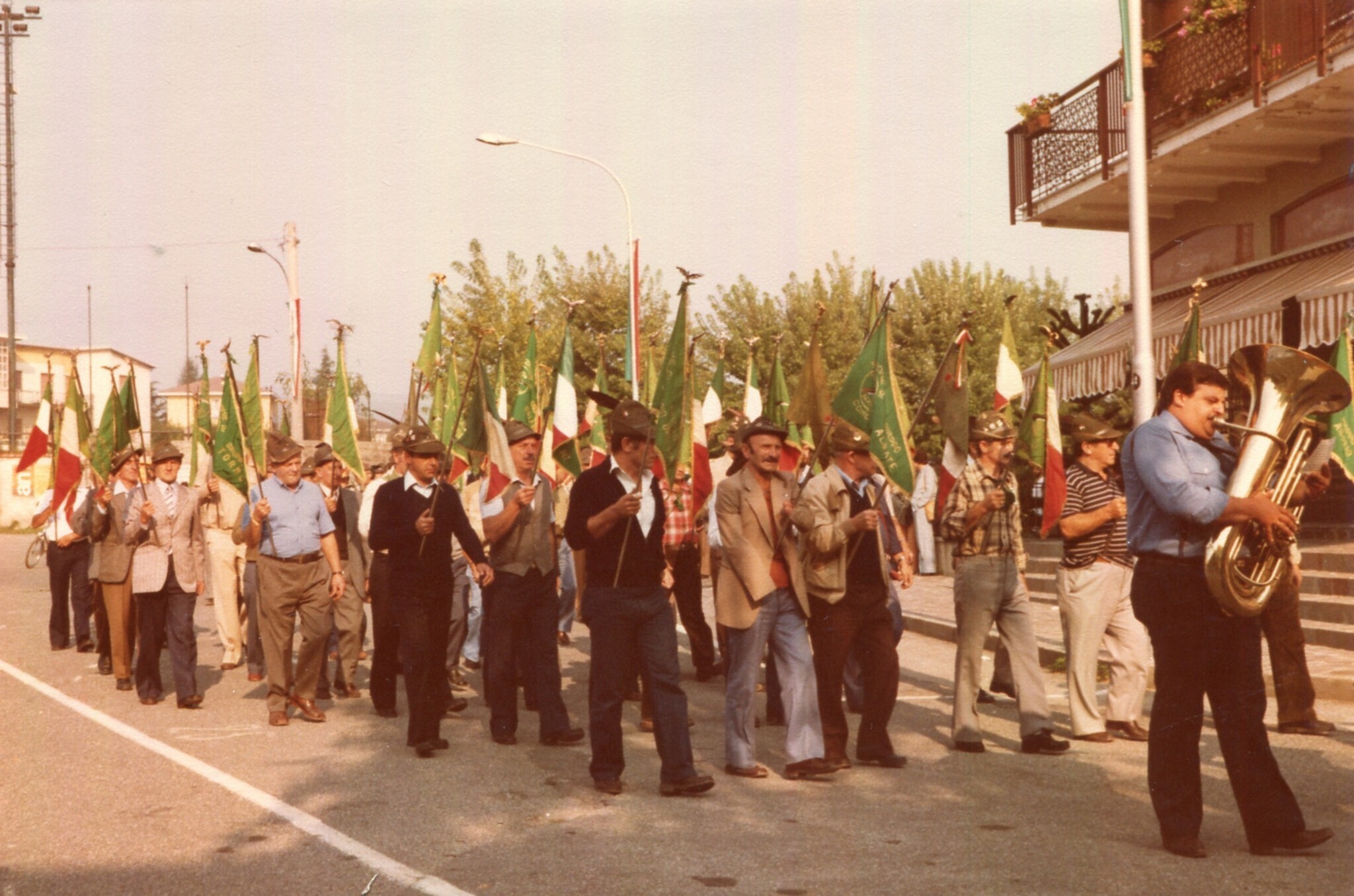 Lurago d\\\'Erba - Celebrazione 50° di Fondazione Gruppo Alpini - Corteo labari di sezione Lurago d\\\'Erba - Celebrazione 50° di Fondazione Gruppo Alpini - Corteo labari di sezione