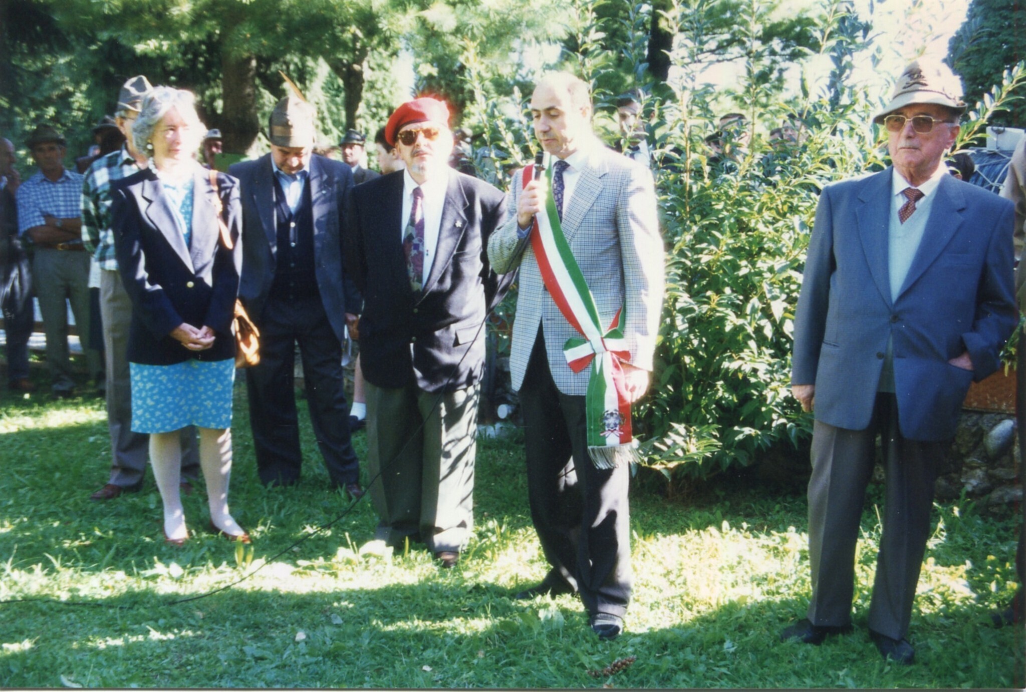 Celebrazione 65° di Fondazione Gruppo Alpini Lurago d\\\\\\\\\\\\\\\'Erba e celebrazione 25° anniversario costruzione baita - Ritratto di gruppo Celebrazione 65° di Fondazione Gruppo Alpini Lurago d\\\\\\\\\\\\\\\'Erba e celebrazione 25° anniversario costruzione baita - Ritratto di gruppo