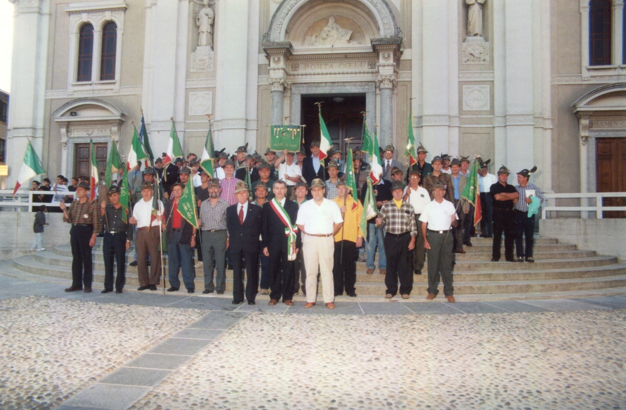 Celebrazione 70° di Fondazione Gruppo Alpini Lurago d\\\'Erba - Sagrato Chiesa Prepositurale San Giovanni Evangelista - Ritratto di gruppo Celebrazione 70° di Fondazione Gruppo Alpini Lurago d\\\'Erba - Sagrato Chiesa Prepositurale San Giovanni Evangelista - Ritratto di gruppo