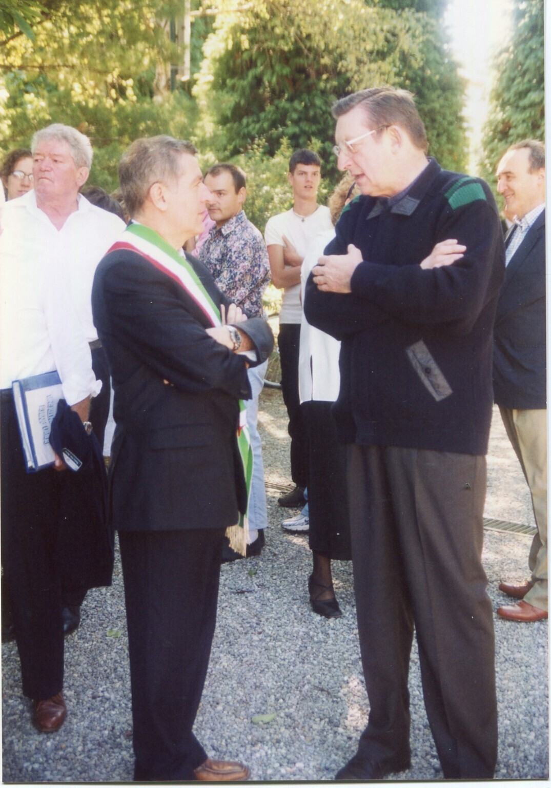 Celebrazione 70° di Fondazione Gruppo Alpini Lurago d\\\'Erba - Ritratto di gruppo maschile - Parroco don Angelo Luinetti con Sindaco Rinaldo Redaelli