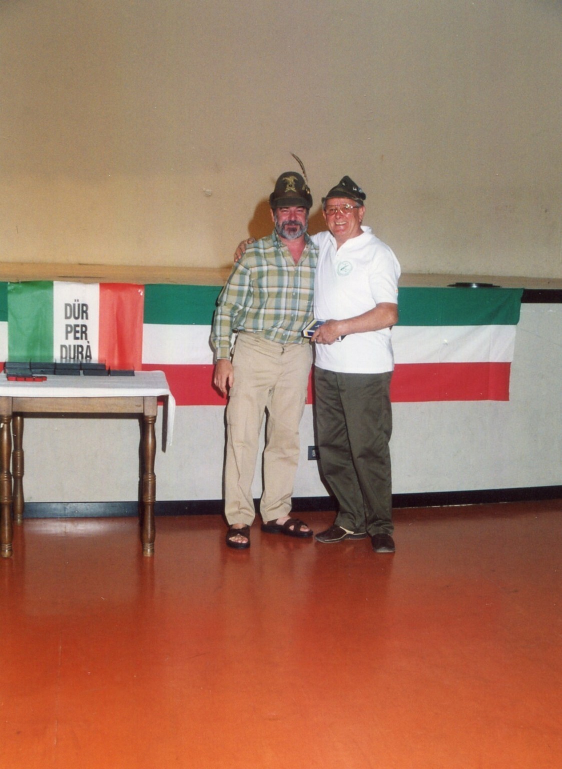 Premiazione volontari realizzazione baita - Lurago d\\\'Erba - Ritratto maschile - Alpini - Giulio Mauri e Orlando Viganò Premiazione volontari realizzazione baita - Lurago d\\\'Erba - Ritratto maschile - Alpini - Giulio Mauri e Orlando Viganò