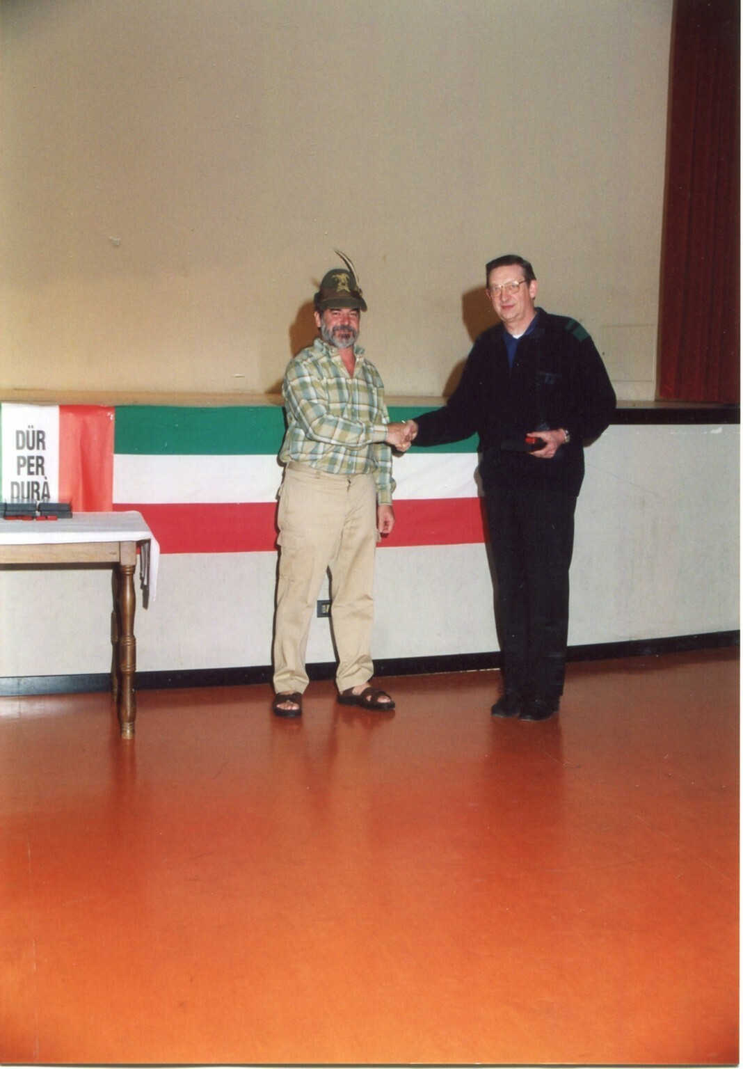 Premiazione volontari realizzazione baita - Lurago d\\\'Erba - Ritratto maschile - Alpini - Giulio Mauri e don Angelo Luinetti Premiazione volontari realizzazione baita - Lurago d\\\'Erba - Ritratto maschile - Alpini - Giulio Mauri e don Angelo Luinetti