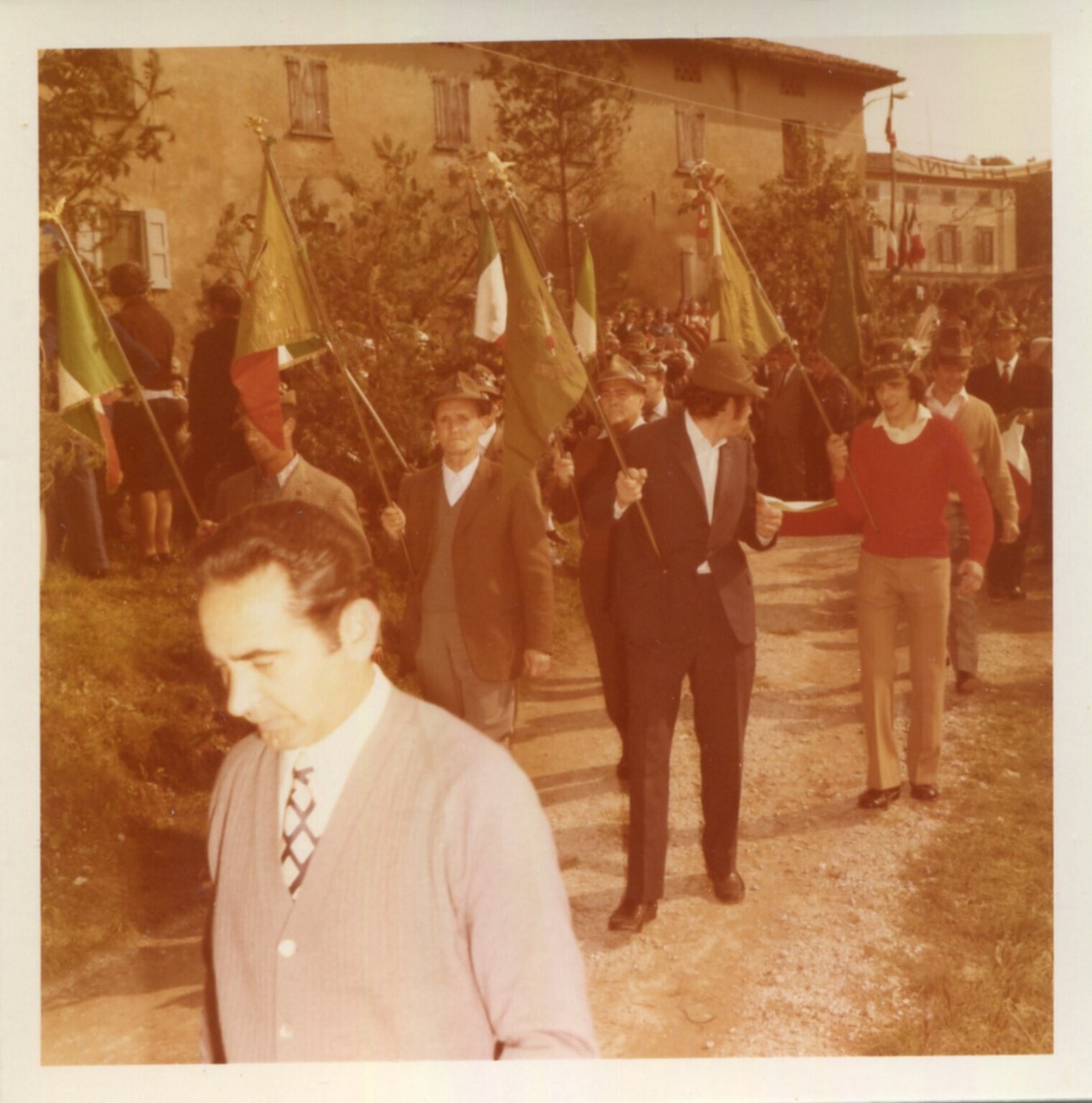 Lurago d\\\'Erba - Intitolazione Via degli Alpini - Corteo labari Lurago d\\\'Erba - Intitolazione Via degli Alpini - Corteo labari