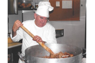 Preparando la cassoeula. Antonio Cesana, cuoco